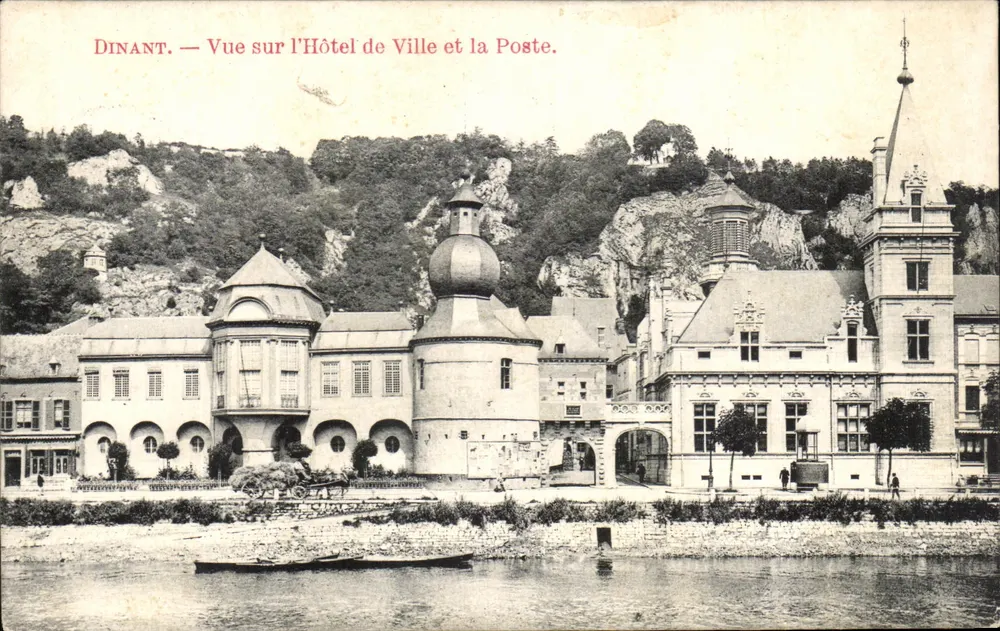 Dinant — Vue sur l'Hôtel de Ville et la Poste. — Éditeur : « Dinant » - Vorderseite