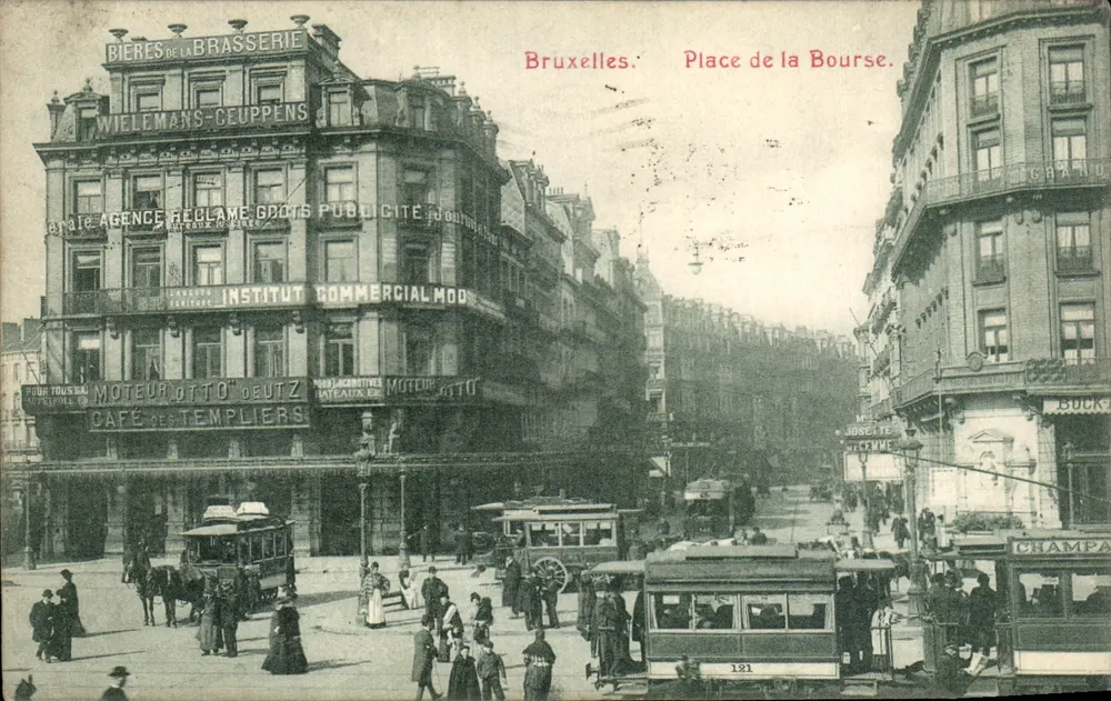 Bruxelas. Praça da Bolsa — vista urbana com trams e edifícios comerciais — editor desconhecido, número de série não visível - Frente