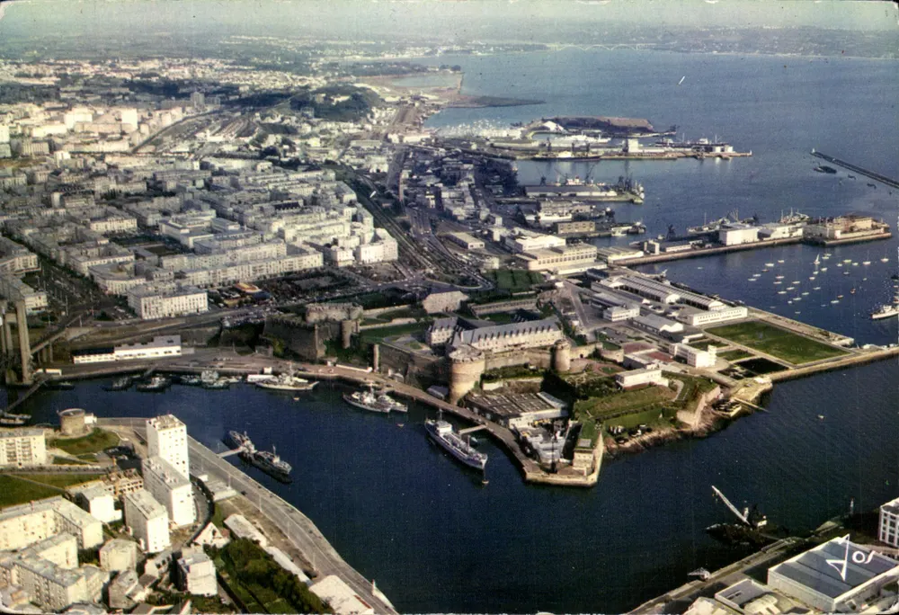 Brest (Nord-Finistère) — Das Schloss am Eingang zum Handelsport — Éditions d'Art JOS - Vorderseite