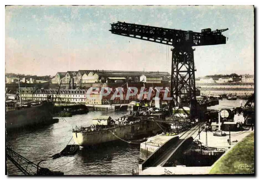 Kreuzer während der Bewaffnung unter der Krane des Arsenal — Brest — REAL-PHOTOS C.A.P. PARIS (18) - Vorderseite