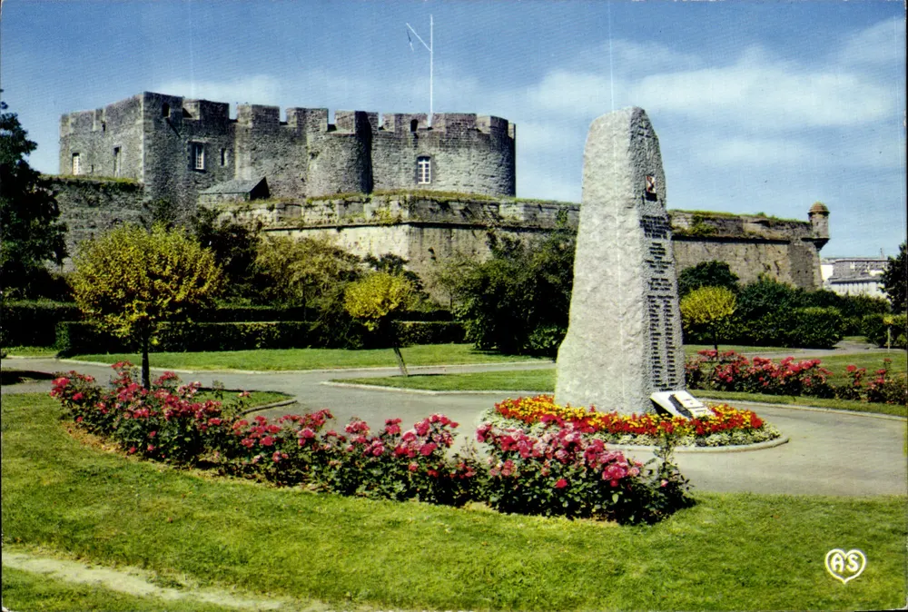 Brest (Finistère-Nord) — Schloss und Gedenkmonument des U-Boots NARVAL — Verlag ABTATIL - Vorderseite