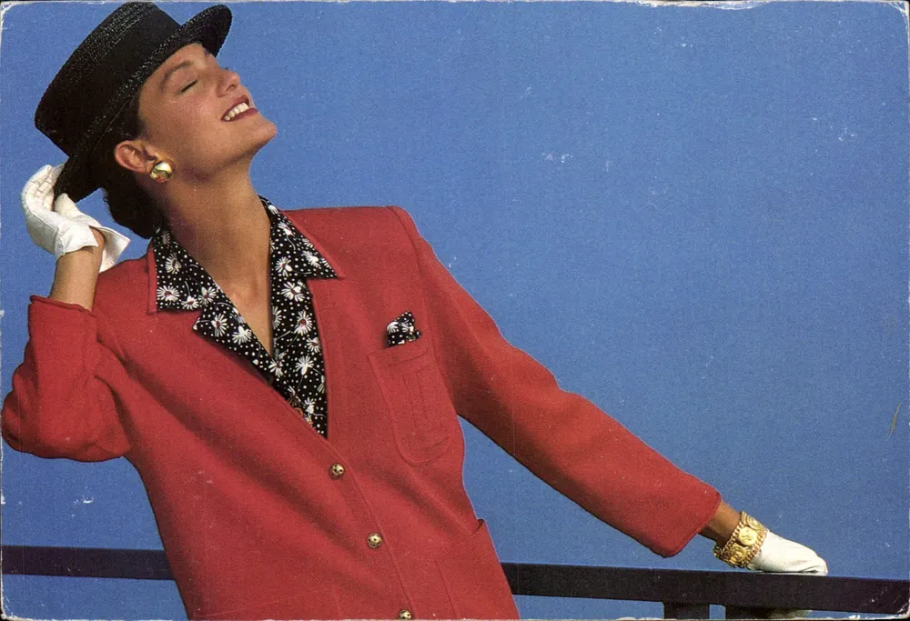 Mulher em traje vermelho — coleção Printemps-Été 87 — Devernois Paris - Frente