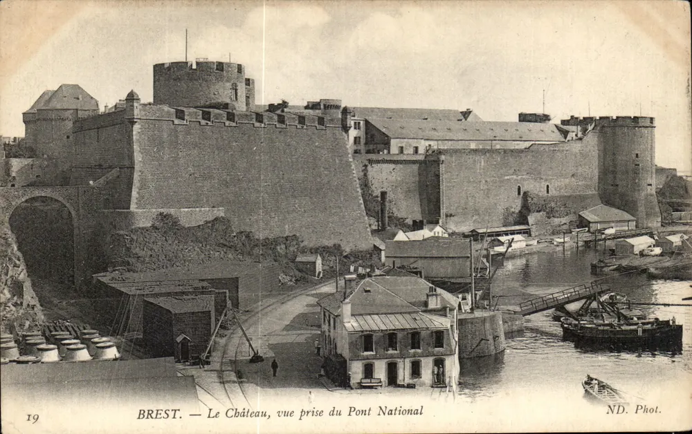 BREST — Das Schloss, Ansicht vom Nationalbrücke — ND. Phot. - Vorderseite
