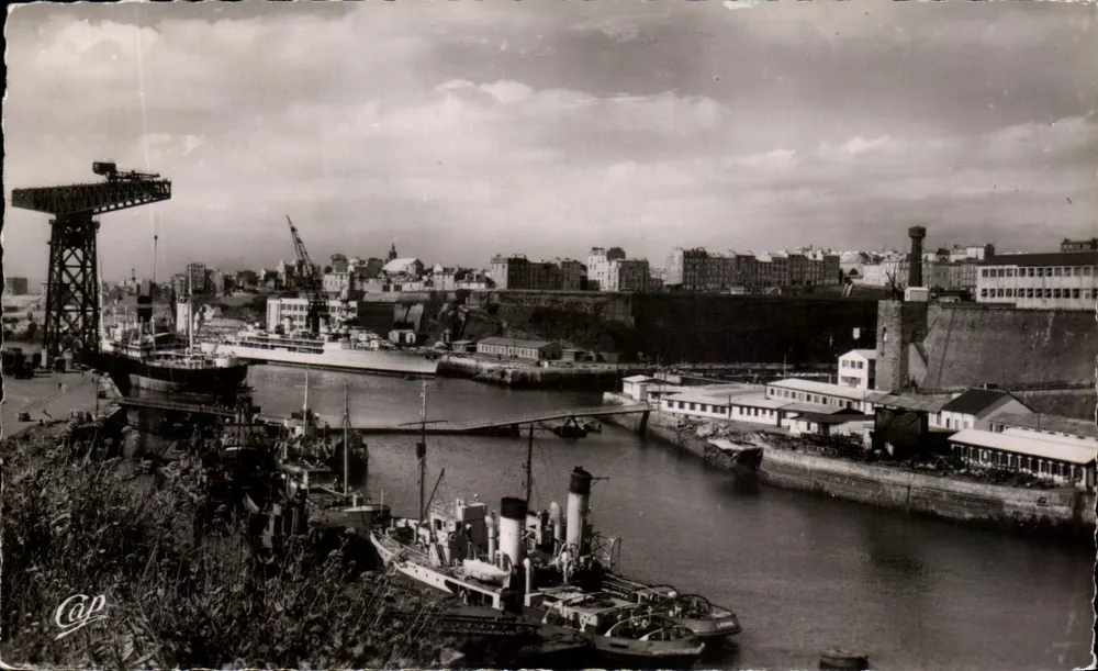 Hafen von Brest — Ansicht des Hafens mit Kränen und Schiffen — Cap - Vorderseite