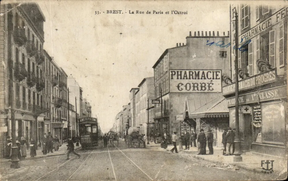 BREST - La Rue de Paris et l'Octroi — vue de la pharmacie Corbé et de la pharmacie du Progrès, éditée par F.T. (imprimé sur la carte) - Vorderseite