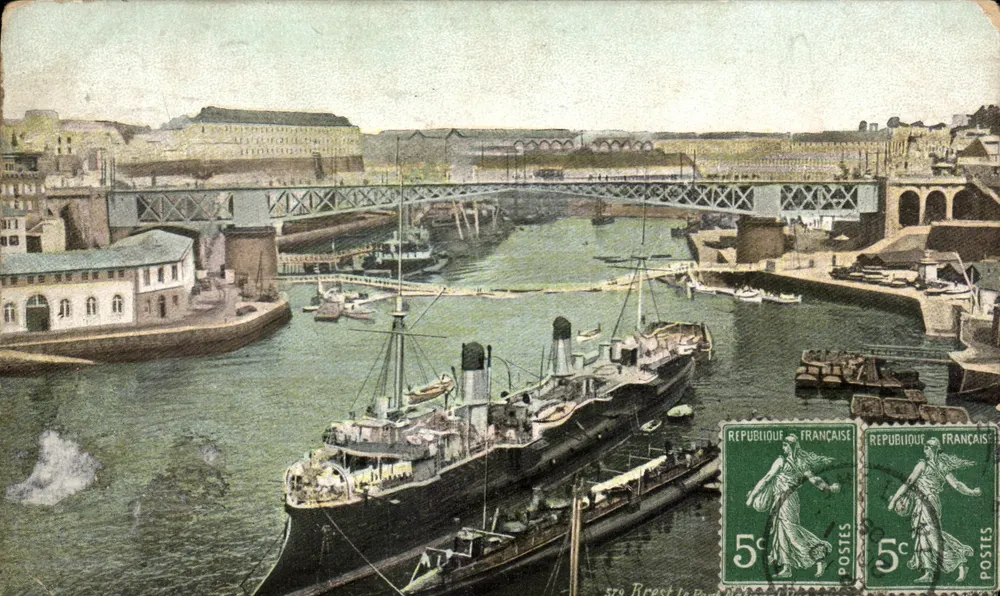 Port de Brest — vue du port avec pont métallique — éditeur imprimeur non visible - Frente