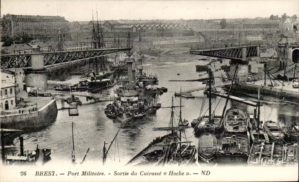 Brest — Militärhafen — Abfahrt des Panzerschiffes « Hoche » — ND - Vorderseite