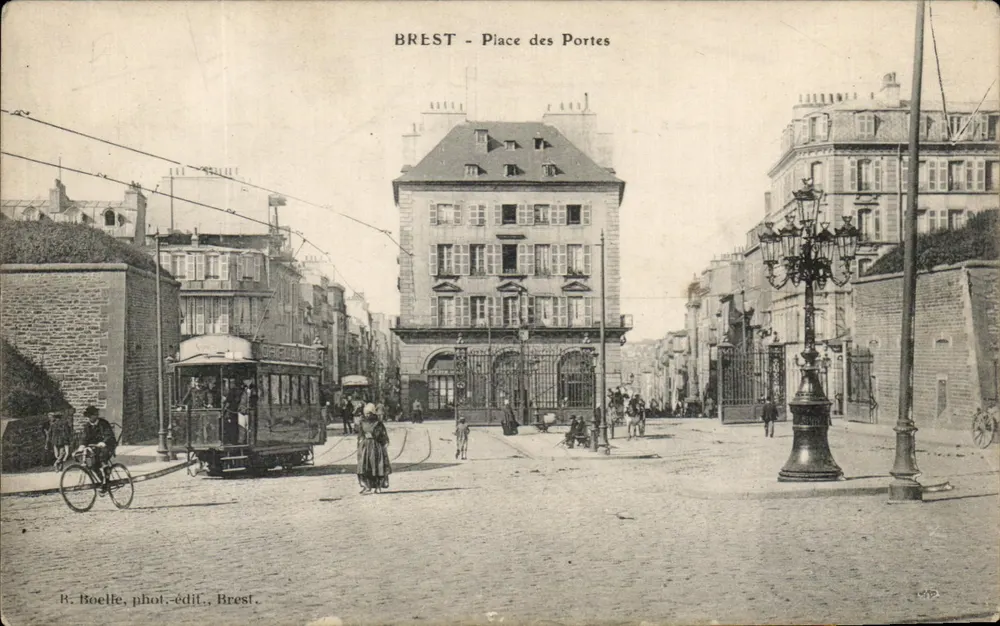 BREST - Place des Portes — vista com trem e pedestres — R. Boelle, fot.-editora, Brest - Frente