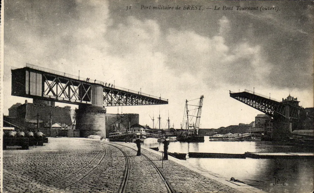 Militärhafen von BREST — Der Drehbrücke (geöffnet) - Vorderseite