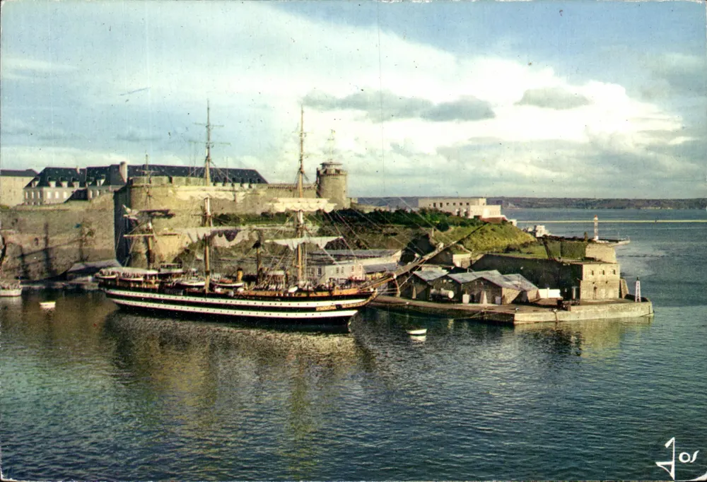 Brest (Nord-Finistère) — Der Ausbildungsschiff Americo-Vespuci vor dem Schloss, am Eingang zur Penfeld — Éditions d'Art JOS - Vorderseite