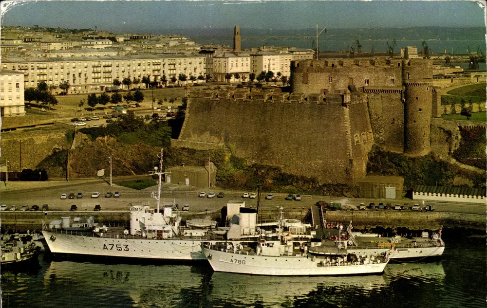 Brest — Grand Port de Guerre et de Commerce — Die Schiffe der Hydrographischen Mission vor dem Schloss - Vorderseite