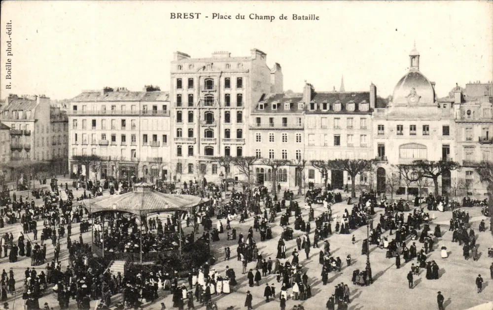 BREST - Place du Champ de Bataille — vista animada com quiosque central — R. Boëlle fot.-édit. - Frente