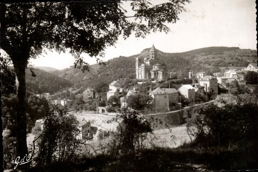 Saint-Nectaire-le-Haut — vista panorâmica com igreja — G.d.O. - Frente