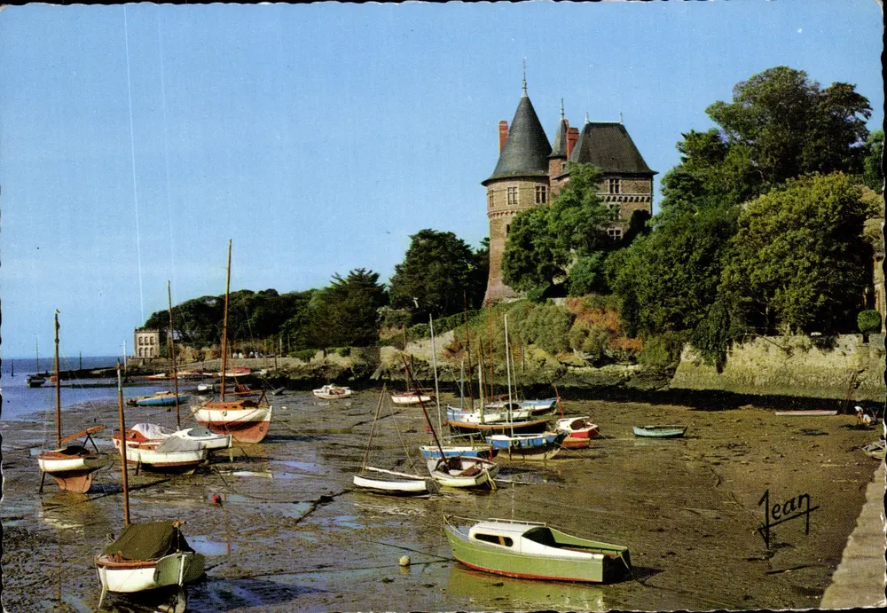 Pornic (Loire-Atlantique) — Barcos em repouso. No fundo, o Castelo — Les Éditions Audierne - Frente