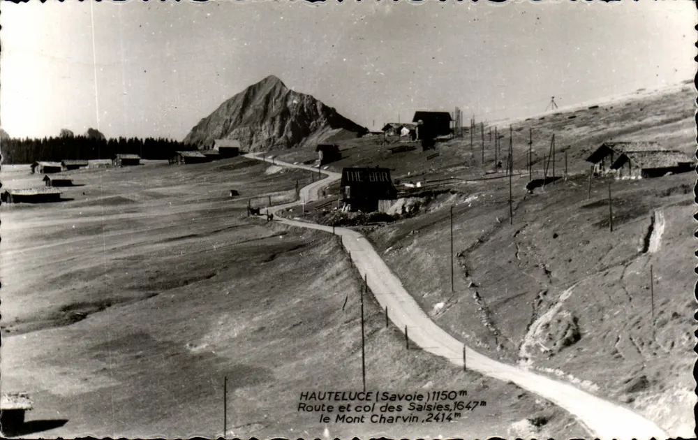 Haute-Luce (Savoie) — Straße und Pass Saisies, 1647m — Aussicht auf den Mont Charvin, 2414m - Vorderseite