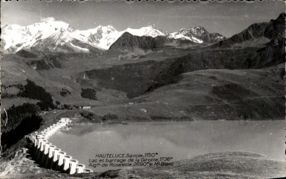 See und Staudamm der Girotte — Haute-Luce, Savoie — Aussicht auf den See Roselette und den Mont Blanc - Vorderseite