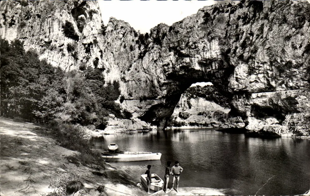Die Gorges der Ardèche — Pont d'Arc — 70.620 — Les Éditions Cellaard Bron - Vorderseite