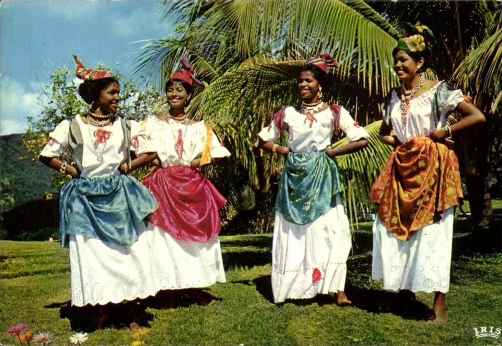 Martinique — Tänzerinnen des Volksgruppen « Loulou Boislaville » — Hachette Antilles, n° 5296 - Vorderseite