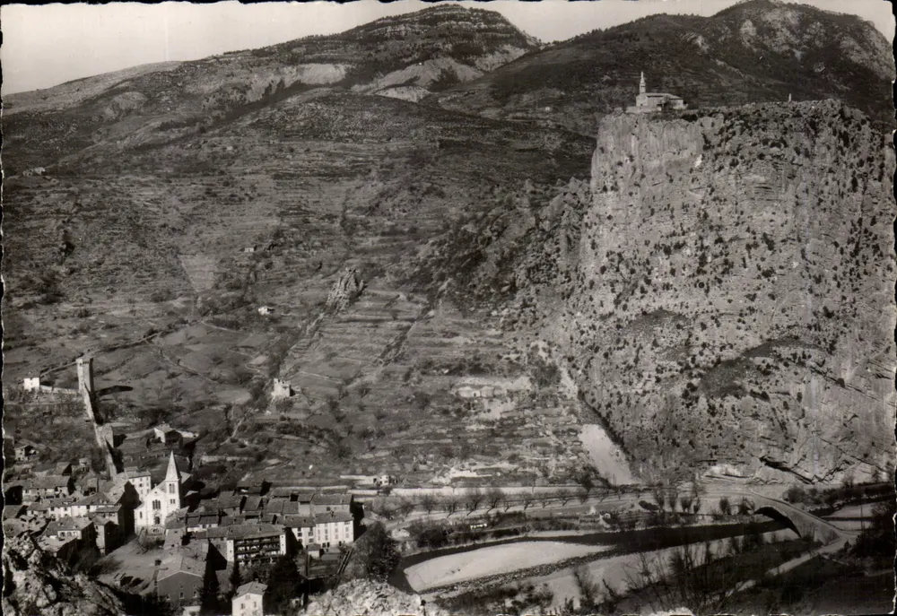 Castellane (Basses-Alpes) — N.D. du Roc, der Pont Napoléon und die Kirche — Authentische Fotografie - Vorderseite