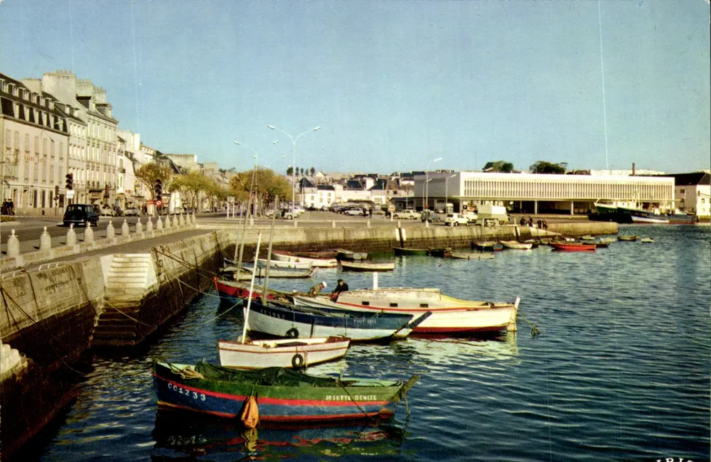 Concarneau — Avenida Pierre Guéguin em direção à Criée — Lumicap - Frente