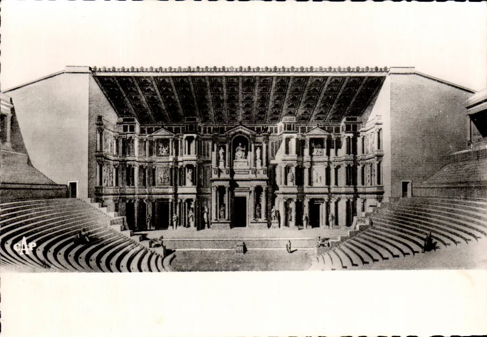 Orange — Antikes Theater — Rekonstruktion der Bühne und der Sitzreihen im ursprünglichen Zustand durch den Architekten Caristie — C.A.P. Paris - Vorderseite