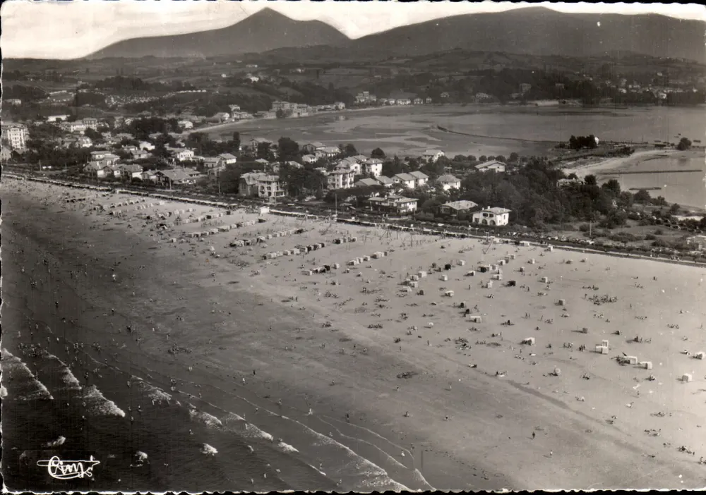 Hendaye (B.-Pyr.) — Vista aérea da Praia, no fundo, a Espanha — Edições Aéreas Combe, série 2 - Frente