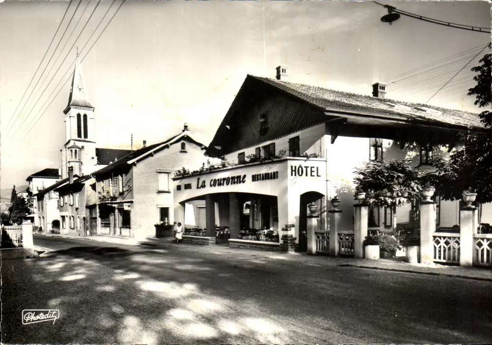 Bons-Saint-Didier — Das Hotel « La Couronne » und die Hauptstraße — Photedit - Vorderseite