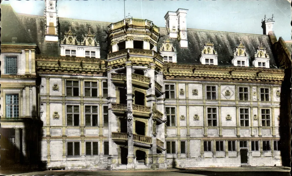 Das Schloss Blois — L'Allée François Ier und die Ehrenstiege — Syndicat d'Initiative de Blois - Vorderseite