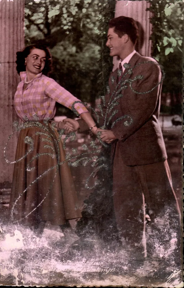 Jeune couple enlacé — scène de jardin avec colonnes — Éditions de Luxe, Paris - Voorkant