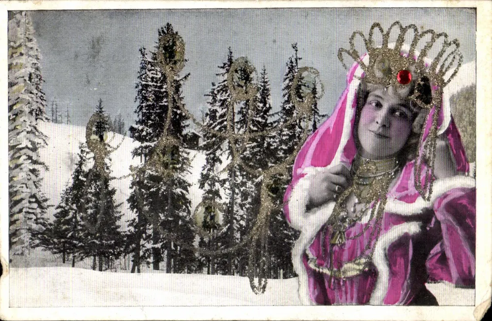 Femme en costume traditionnel — scène de montagne enneigée — éditeur non visible - Frente