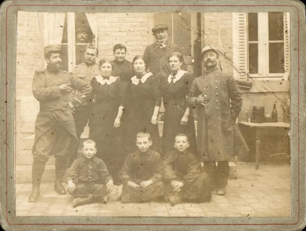 Familiengruppe und Soldaten — vor einem Haus — - Vorderseite
