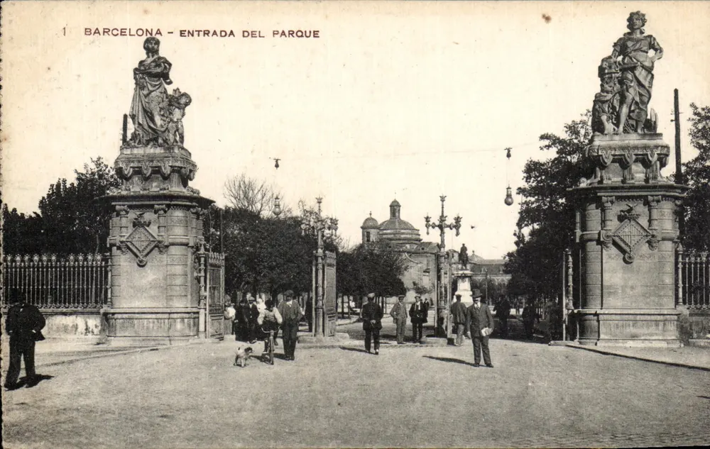 Barcelona - Entrada do Parque — entrada do parque com estátuas e visitantes - Frente