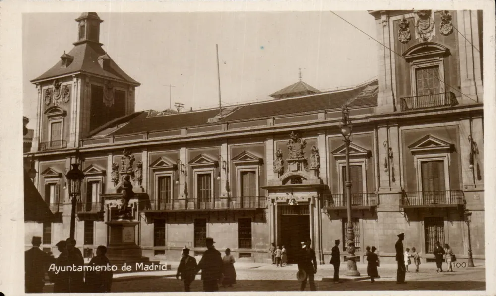 Ayuntamiento de Madrid — vista da fachada e do monumento — Sociedade Geral Espanhola de Libretia, Madrid, n° 100 - Frente