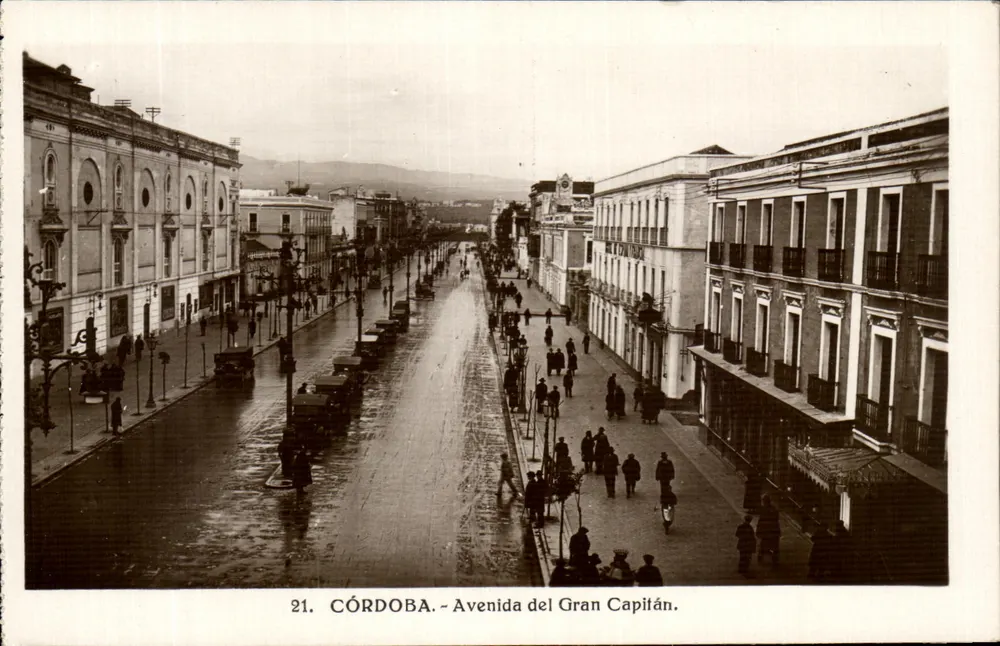 Córdoba - Avenida del Gran Capitán — vista di strada con pedoni e veicoli — serie 21 - Recto