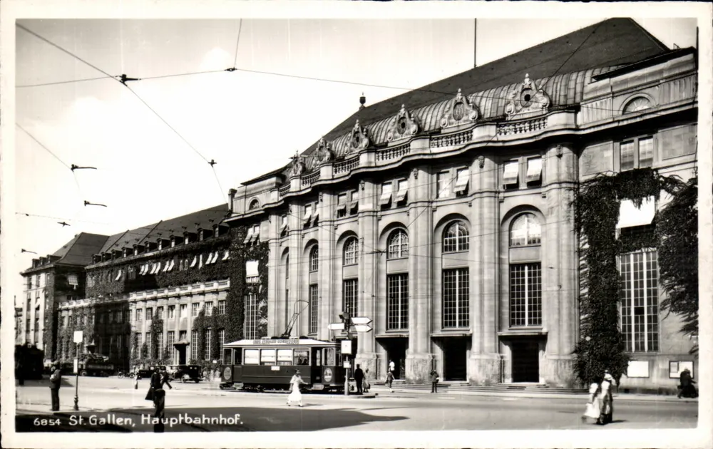St. Gallen, Hauptbahnhof — vue du bâtiment et d'une tramway — éditeur B. H. B. Nr. 6854 - Recto