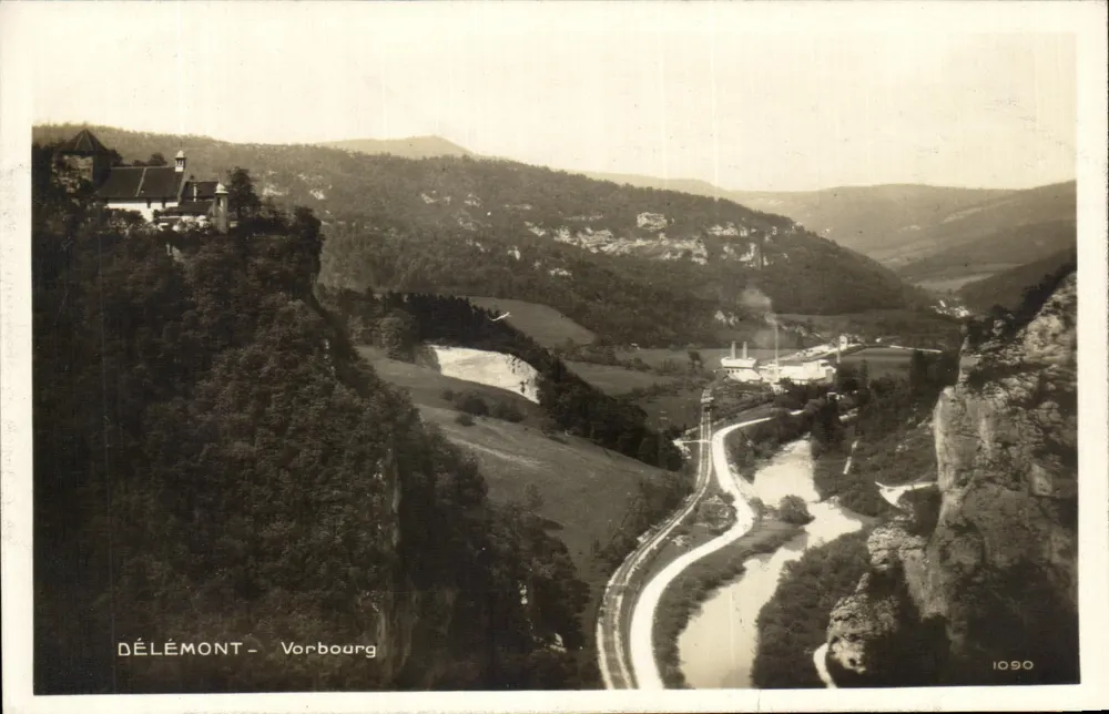 Délémont - Vorbourg — Panoramablick in den Canyon mit Schloss und Fabrik — Serie 1090 - Vorderseite