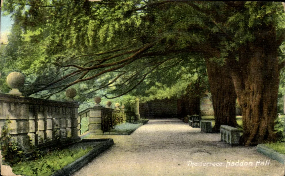 A Terrasse. Haddon Hall — vista do jardim com avenida sombreada — editor não visível - Frente