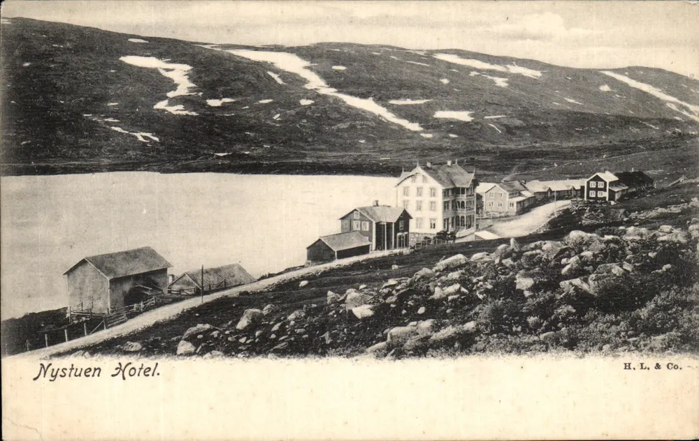 Hotel Nystuen — vista lacustre e montanhosa — H. L. & Co. - Frente