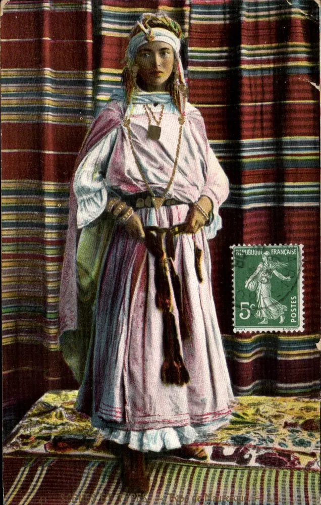 Femme berbère — portrait en costume traditionnel — éditeur SAINT-ÉTIENNE-ET-TRIPES, n° 100 - Frente