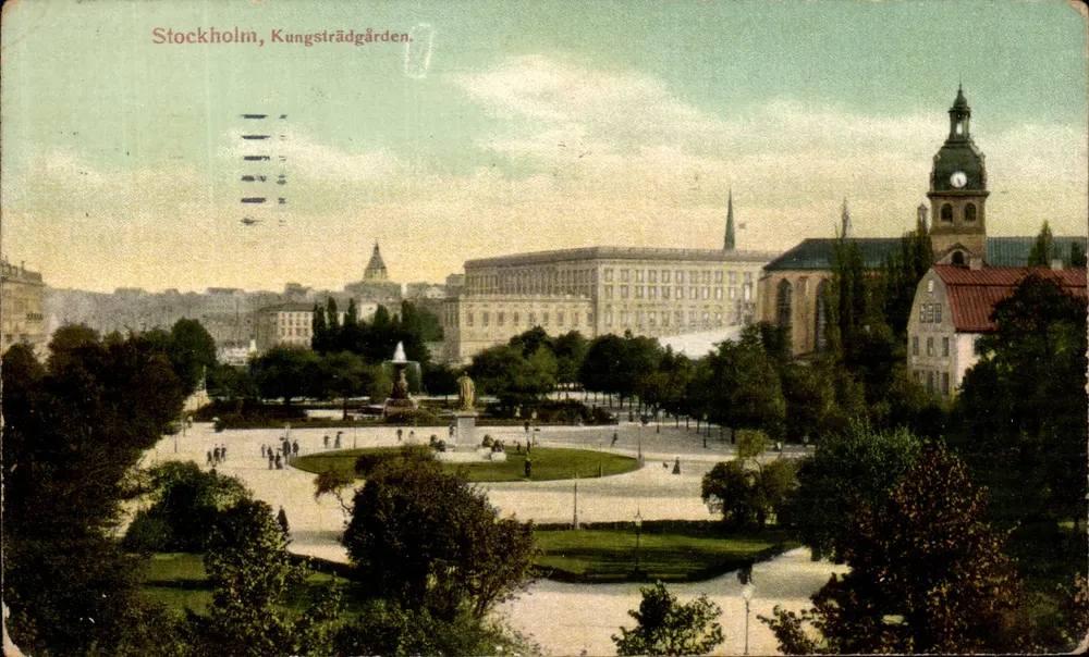 Estocolmo, Kungsträdgården — vista panorâmica com fonte e edifícios — Imp. A. Oscar Halidins Kortförlag, No. 3008 - Frente