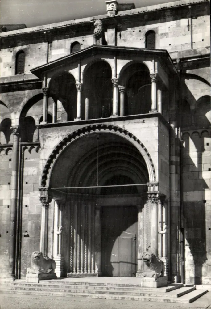 Modena - A Porta dos Príncipes — Entrada para a Catedral a partir da Piazza Grande — Edição D. B. G. 54 - Frente