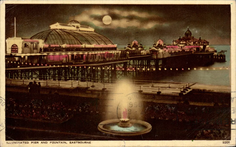 Pier et fontaine illuminés — Eastbourne — éditeur S. H. P. Ltd. n° 9205 - Vorderseite