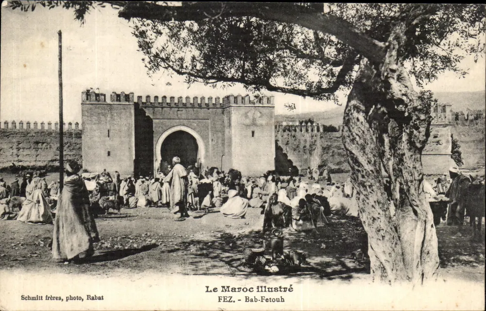 FEZ - Bab-Fetouh — porta fortificada com multidão — Schmitt frères, foto, Rabat - Frente