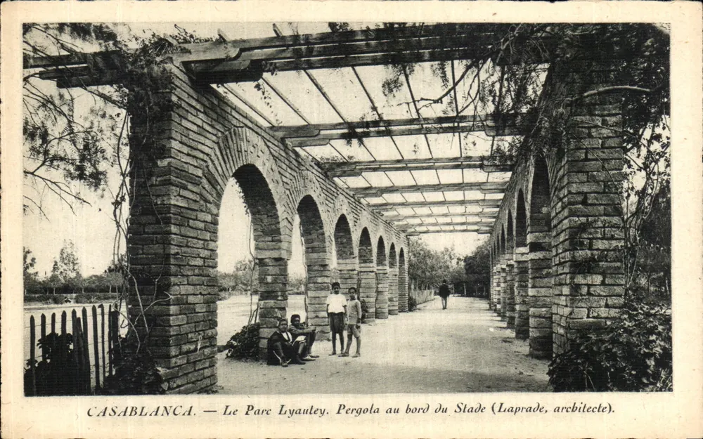 Casablanca — Park Lyautey. Pergola am Rand des Stadions (Laprade, Architekt) - Vorderseite