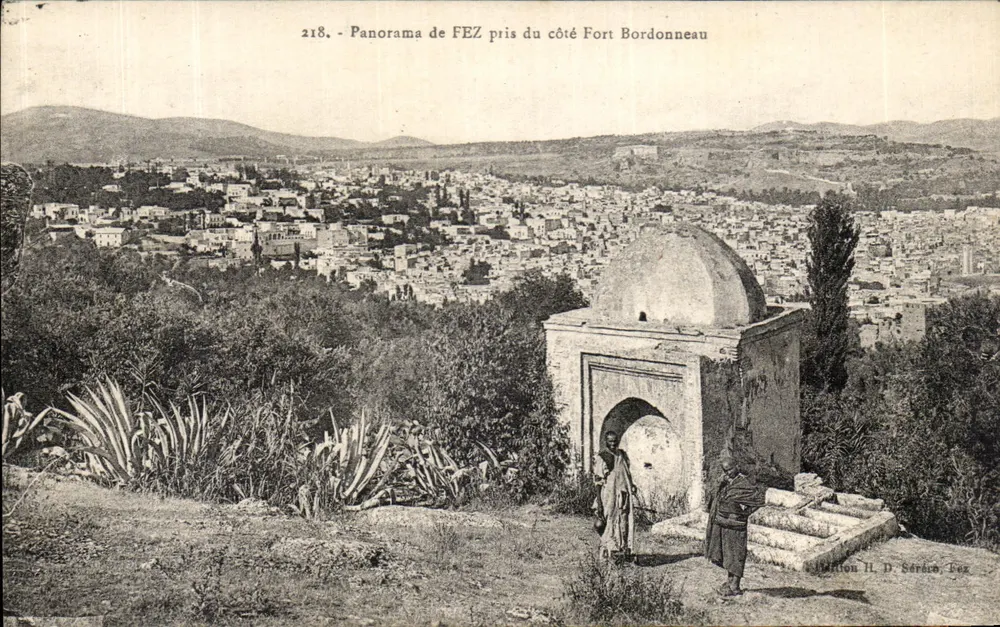 Panorama de FEZ tomado desde el lado del Fuerte Bordonneau — Edición H. D. Sérère, Fès — n° 218 - Anverso