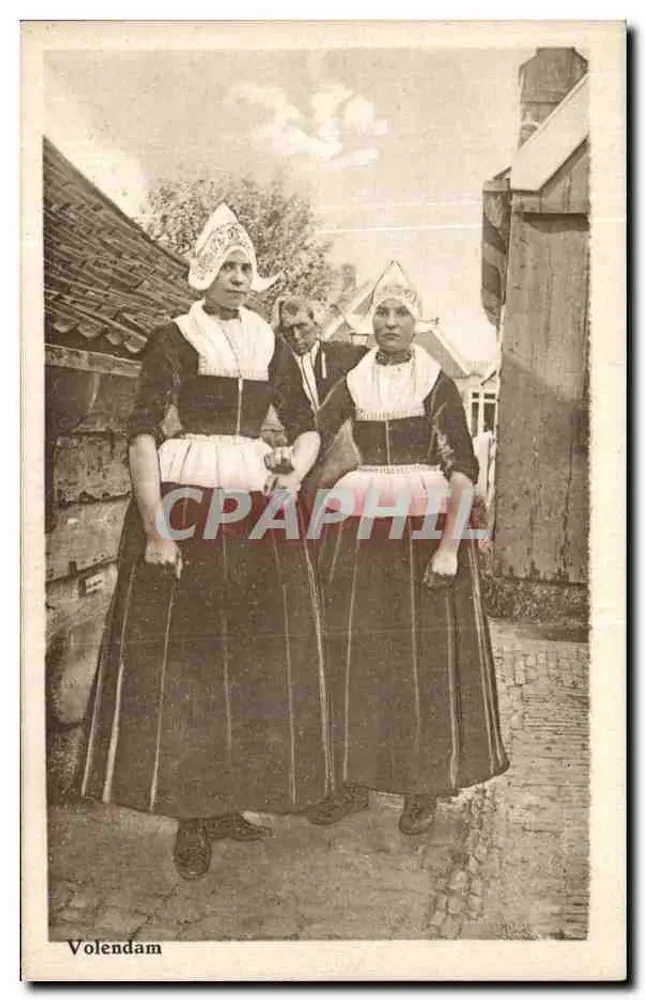 Twee vrouwen in traditionele kleding in Volendam — uitgever V.P.A. No 730 - Voorkant