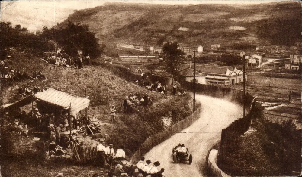 Autorennen — Campari in den Kurven der Küste von Montrond — Alfa Romeo Milano - Vorderseite