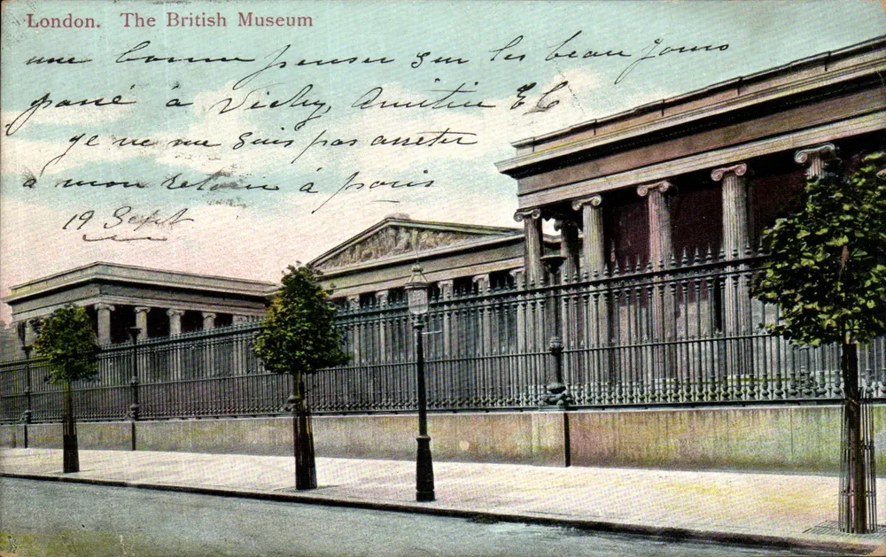 Londres. O Museu Britânico — vista do edifício com colunatas — Série Império, Londres, Número 922 - Frente
