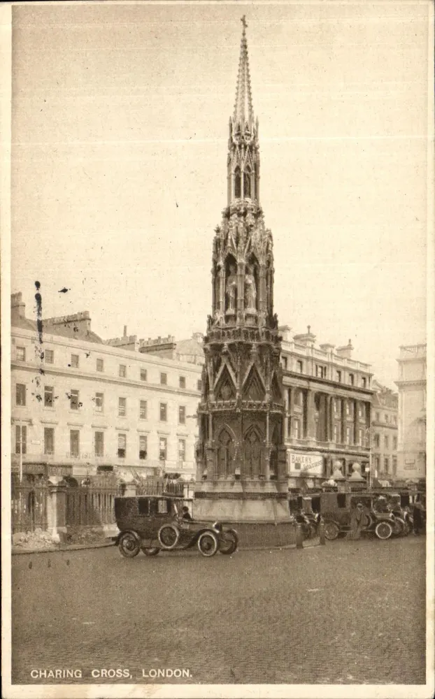 Charing Cross, Londres — monument gothique e carros antigos — editor não visível - Frente