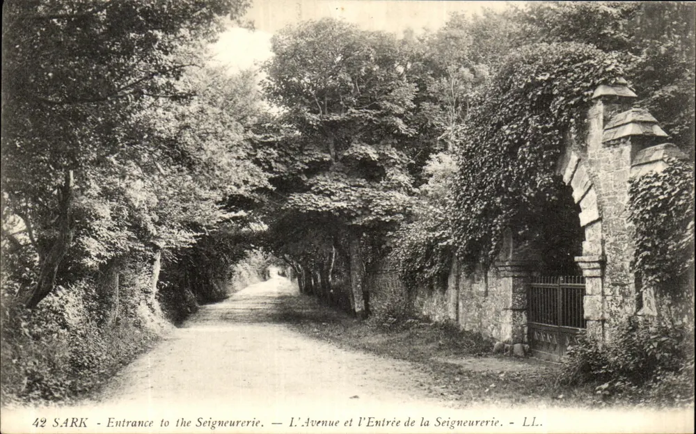 Sark - Eingang zur Schlossanlage — LL. - Vorderseite